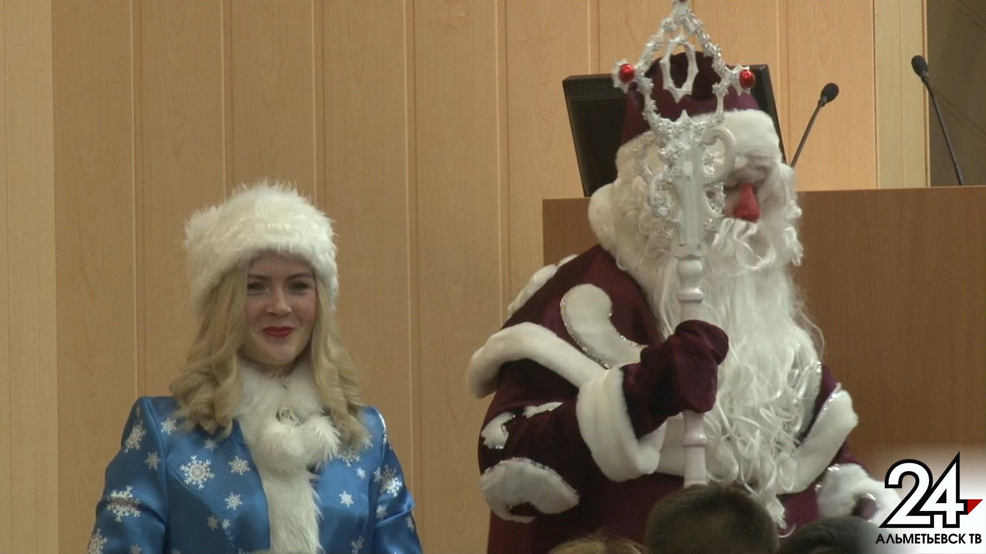 Дед Мороз и Снегурочка поздравили актив Альметьевска с Новым годом