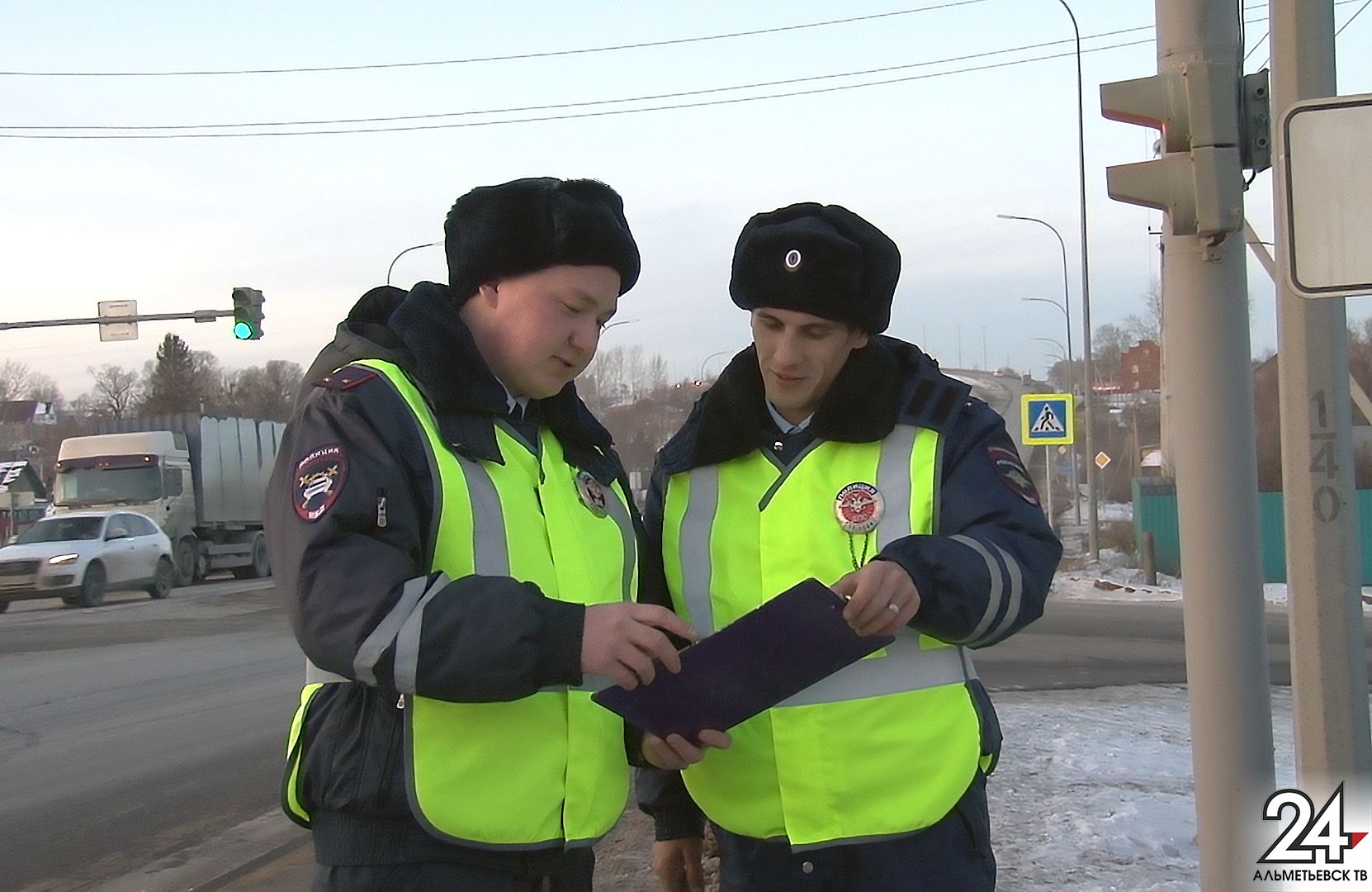 Альметьевские полицейские спасли замерзающего на остановке мужчину
