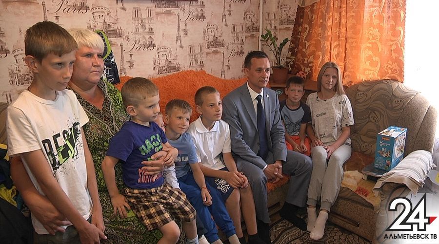 Глава Альметьевского района помог собраться в школу многодетной семье