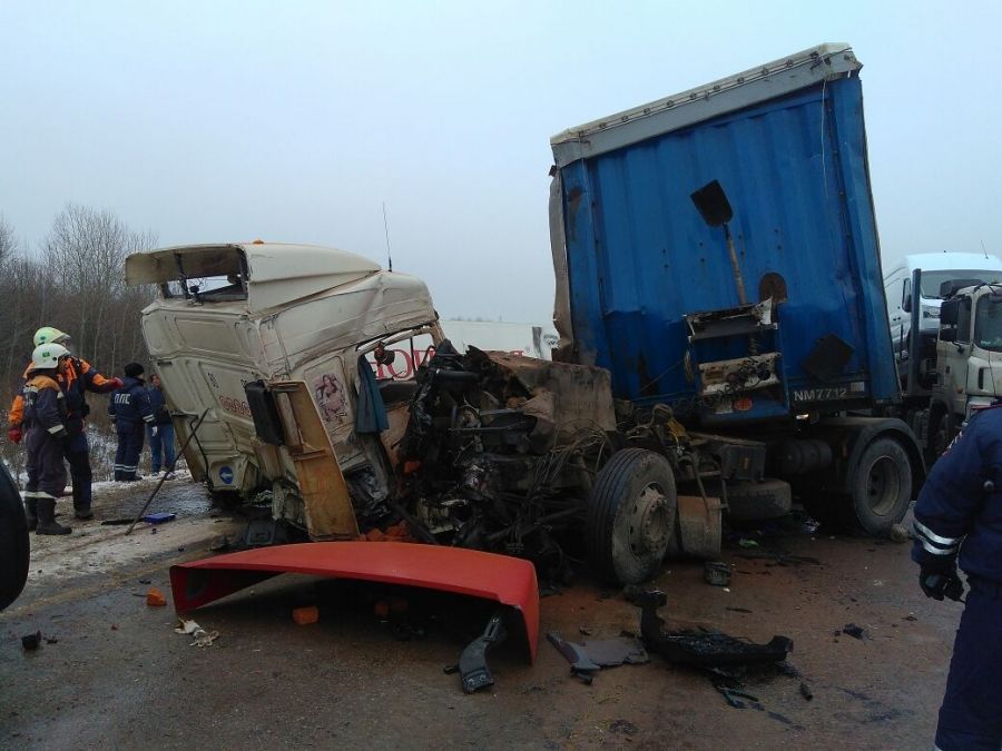 В Татарстане столкнулись два грузовика, есть погибшие