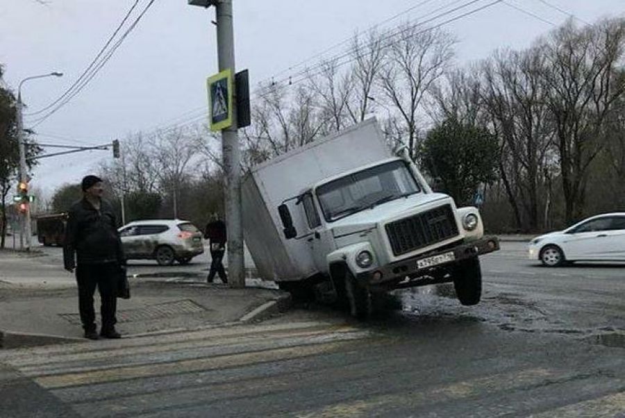 В Татарстане грузовик провалился под землю