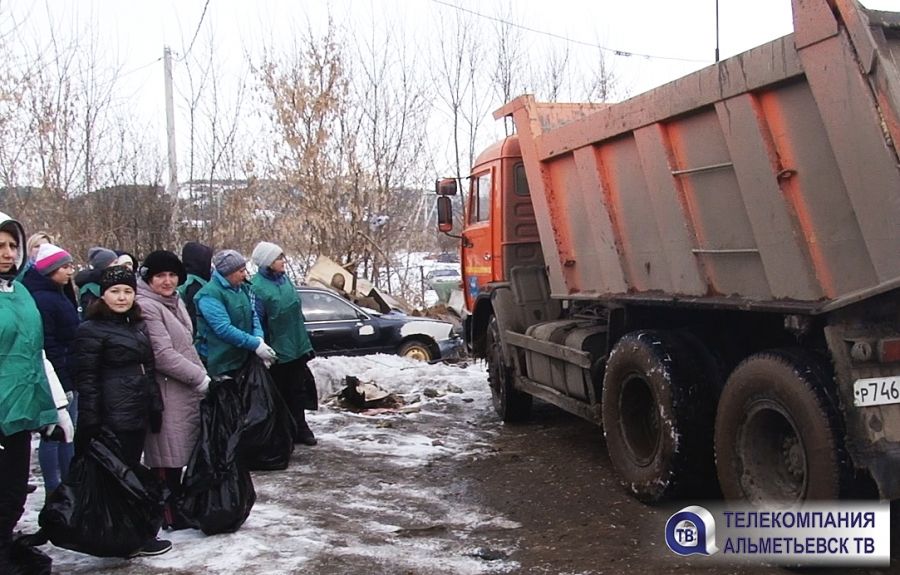 50 кубометров мусора вывезли с улиц Альметьевска в первый день генеральной уборки 