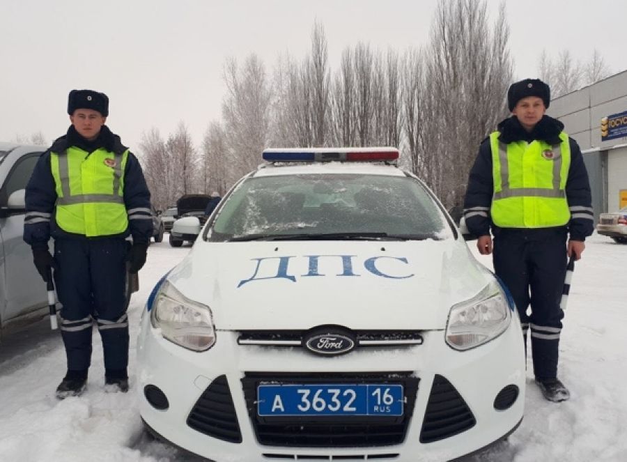 На трассе в Татарстане автоинспекторы спасли женщину с ребенком
