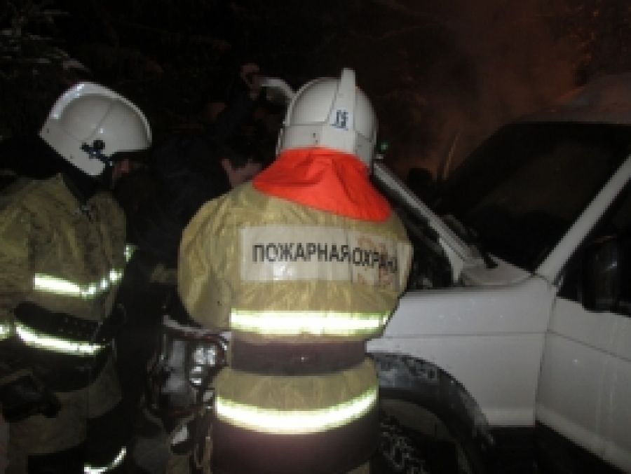 В Альметьевске ночью загорелся автомобиль