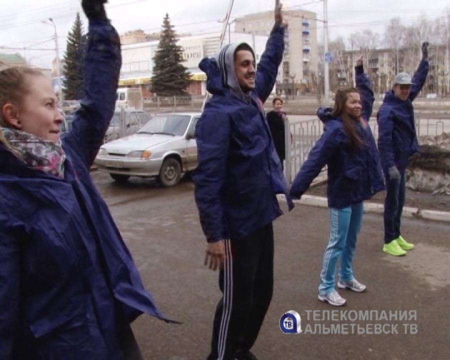 Жители Альметьевска прямо на улицах города делали зарядку