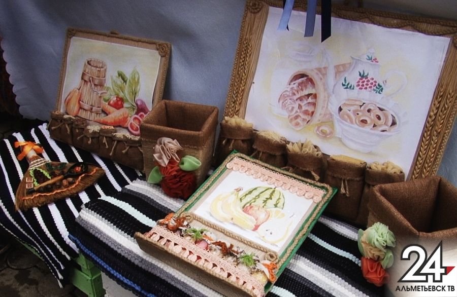 Выставка кулинарных шедевров, кукол-оберегов и гонки на беговелах: Альметьевск отметил День республики