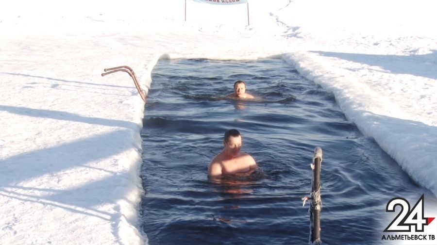 В 17 градусов мороза любители зимнего плавания в Альметьевске покоряют водную дистанцию