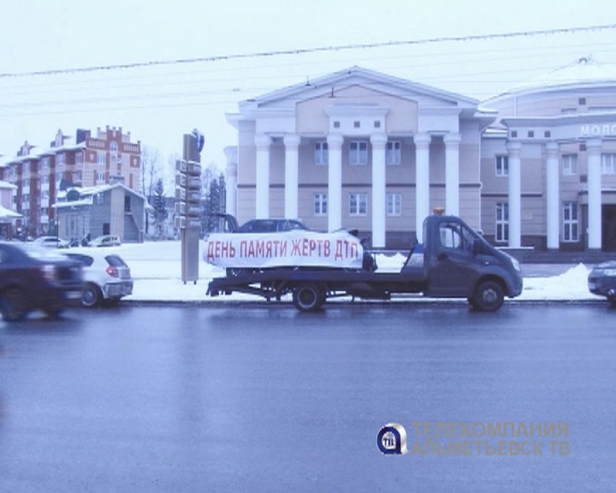 В Альметьевске на центральной улице выставили инсталляцию искореженного автомобиля