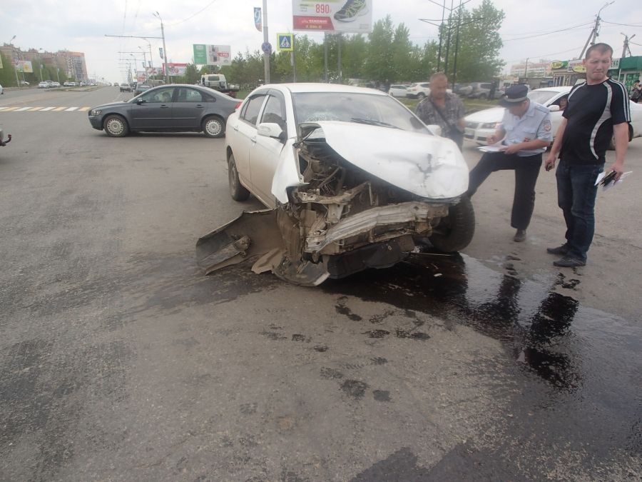 Два автомобиля столкнулись на улицах Альметьевска