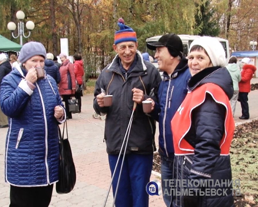 Более 200 пенсионеров Альметьевска сдали нормативы ГТО по скандинавской ходьбе