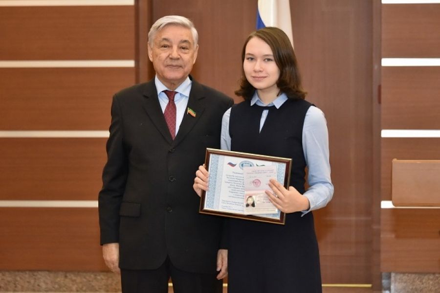 В День Конституции РФ Фарид Мухаметшин вручил паспорта татарстанским школьникам