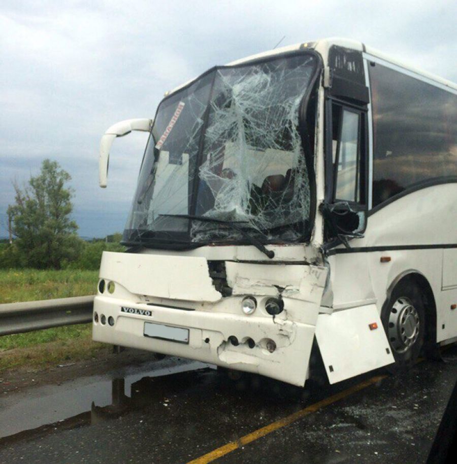 Пассажирский автобус из Татарстана столкнулся с фурой возле Сызрани