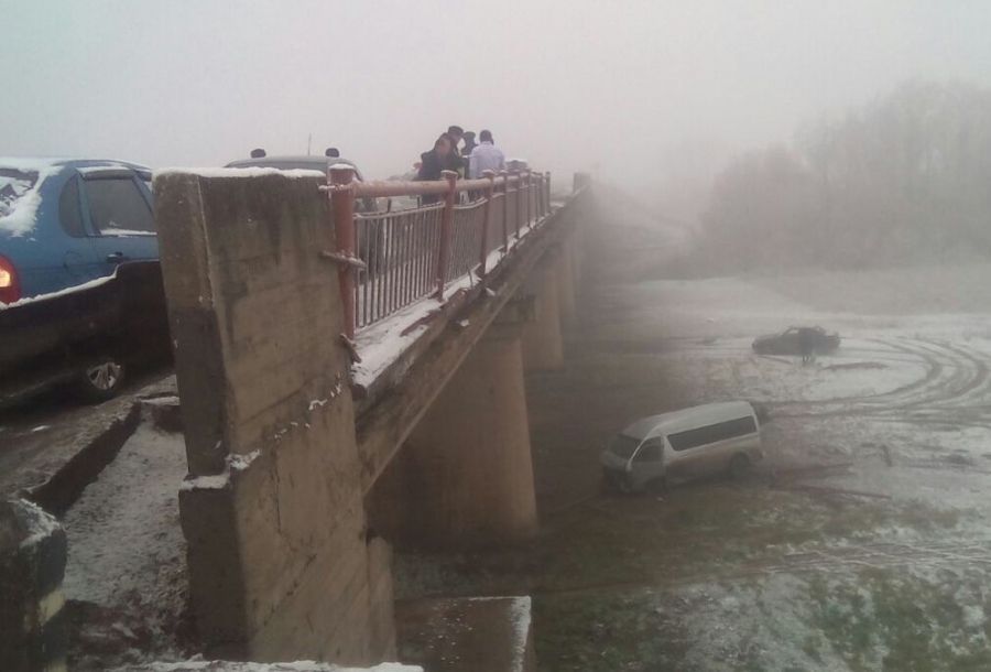Татарстанец за рулем микроавтобуса вылетел с моста в Башкирии