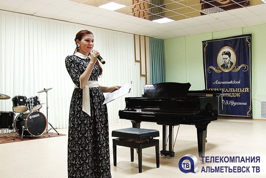 Концерт для мам организовали ученики музыкальной школы в Альметьевске