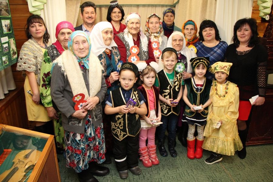 В Кичучатово Альметьевского района по-особенному поздравили долгожительниц села