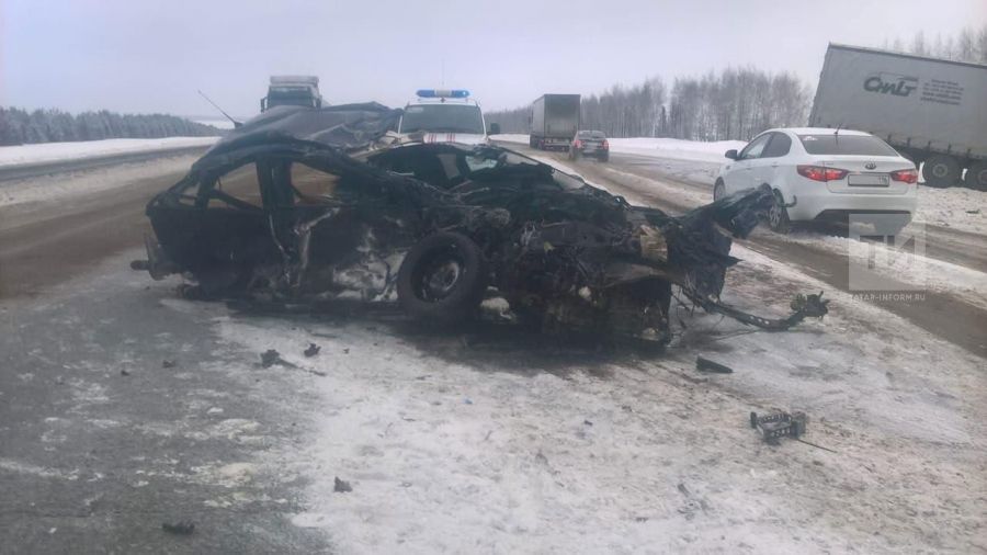 В Татарстане при столкновении грузовика и легковушки погибли три человека