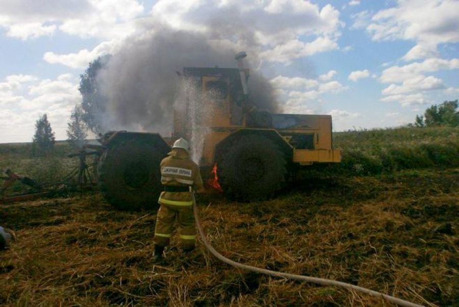 Фото: В Татарстане в поле сгорел трактор
