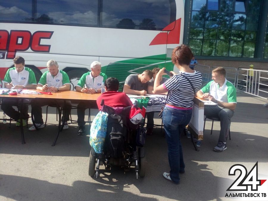 Альметьевск - здесь и сейчас: проходит автограф-сессия с хоккеистами