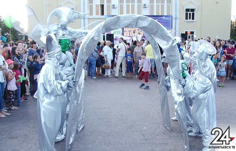 Пришельцы в Альметьевске: необычное представление прошло на городских улицах