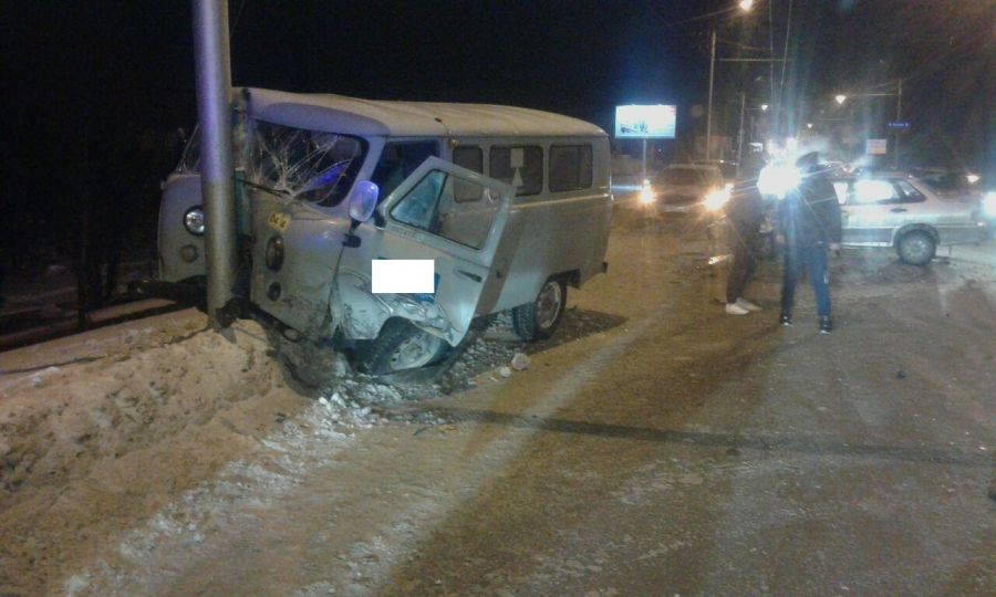 Авария в Альметьевске: после столкновения с отечественным автомобилем УАЗ врезался в опору освещения