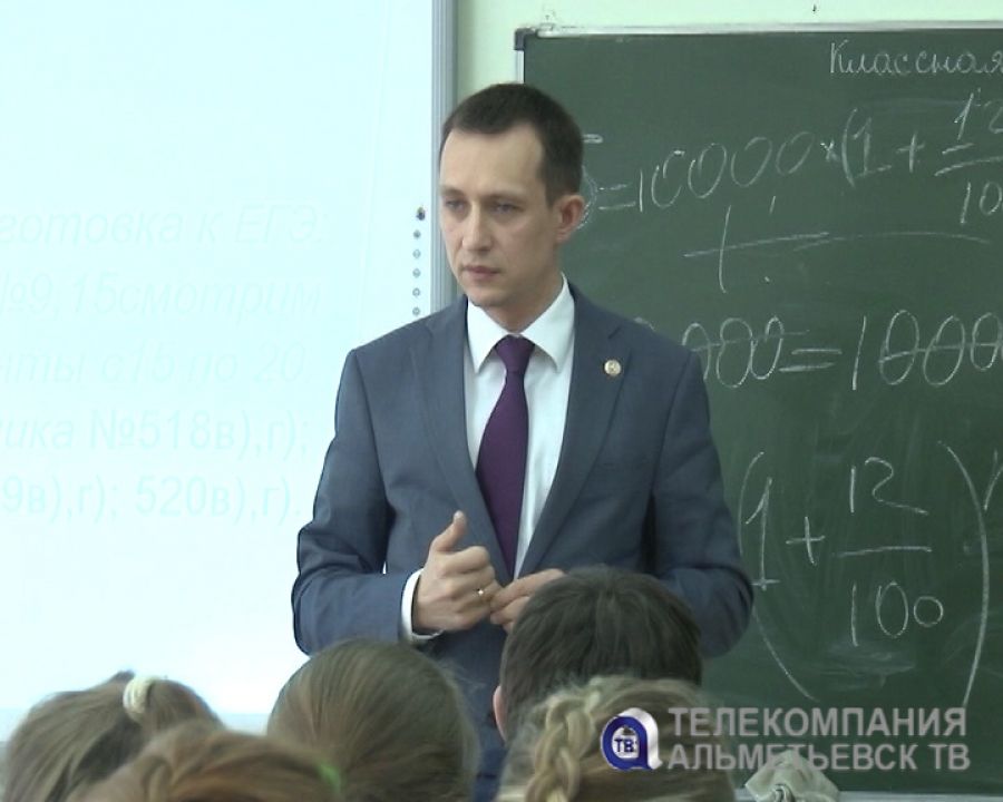 Глава Альметьевского района Айрат Хайруллин побывал на открытом уроке в школе