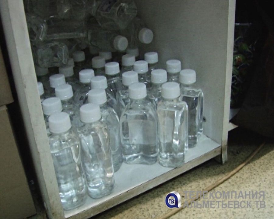 Более трех с половиной тысяч литров спиртосодержащей жидкости изъято в Альметьевске