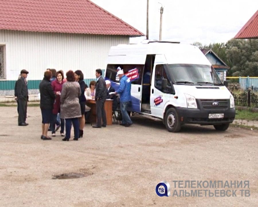 Мобильная общественная приемная «Единой России» приняла жителей Альметьевского района