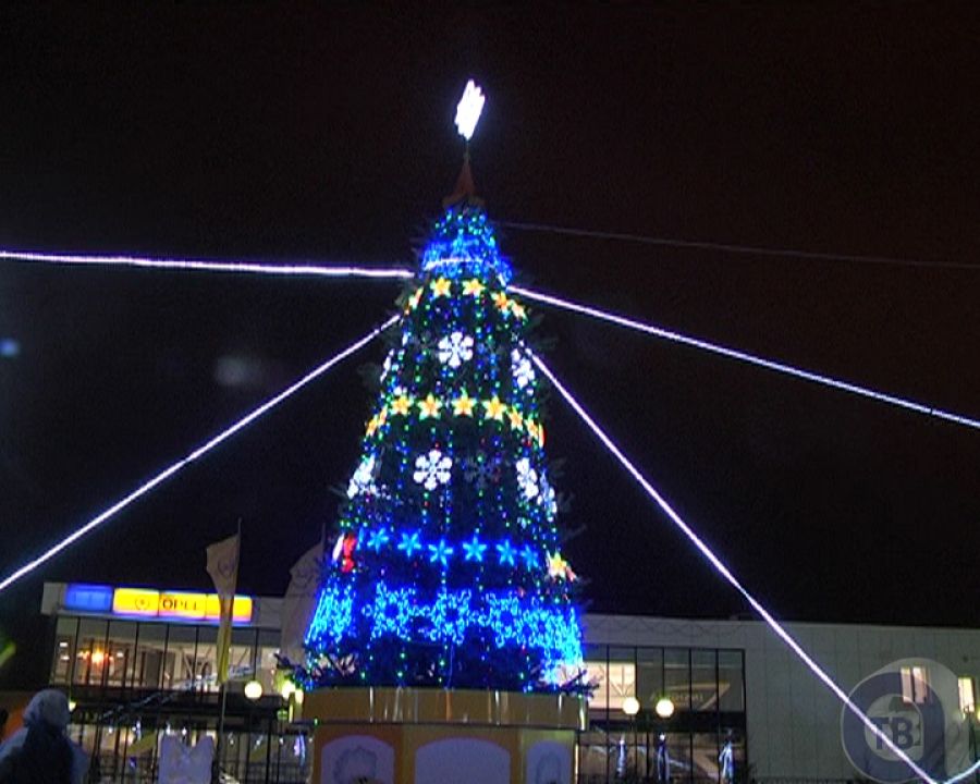 Новогодний городок открыт в Альметьевске на площади перед «Иске Әлмәт»