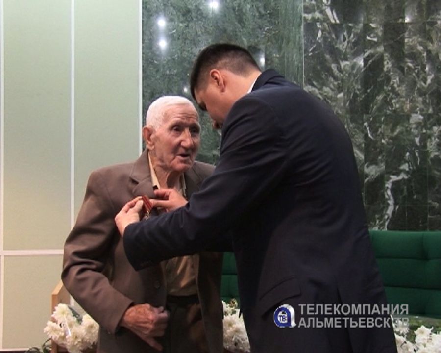 Ветеранам Альметьевского РНУ вручили юбилейные медали