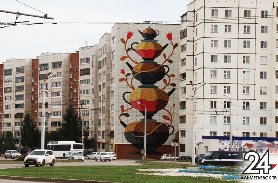 Город в стиле стрит-арт: Альметьевск покрыли черно-золотые граффити