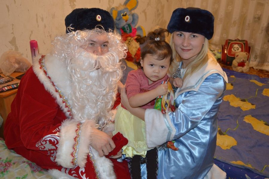 «Полицейский Дед Мороз» продолжает радовать альметьевских детишек