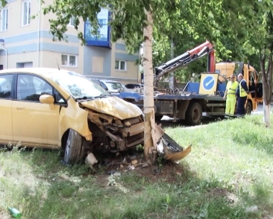 ДТП с пьяными водителями в Альметьевске: автоледи врезалась в дерево, мужчина без прав попал в аварию
