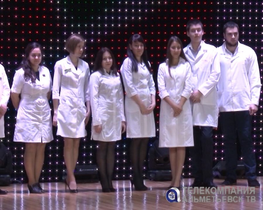 В Альметьевске вчерашних студентов посвятили в медики