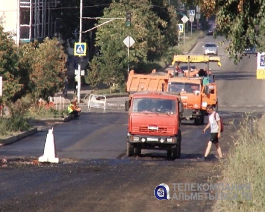 В Альметьевске полным ходом идет ремонт дорог