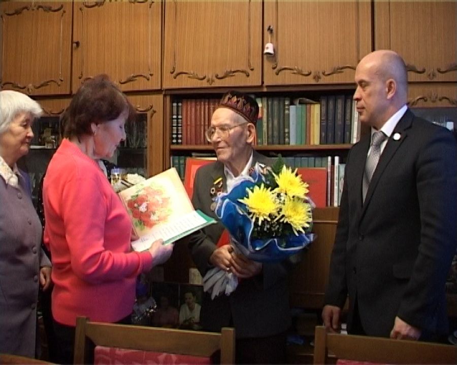В Альметьевске ветерана войны поздравили с 90-летием