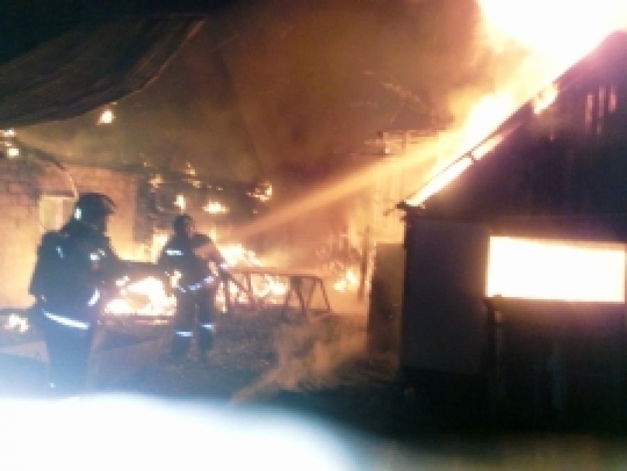 Крупный пожар в Альметьевске: ночью загорелся частный дом