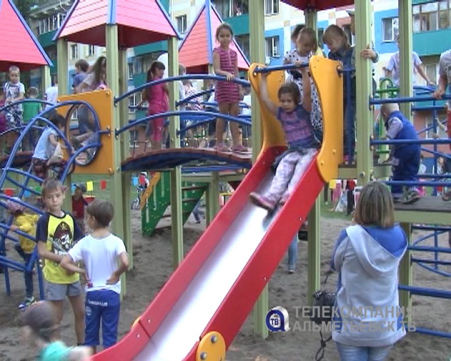 Еще одной детской площадкой в Альметьевске стало больше