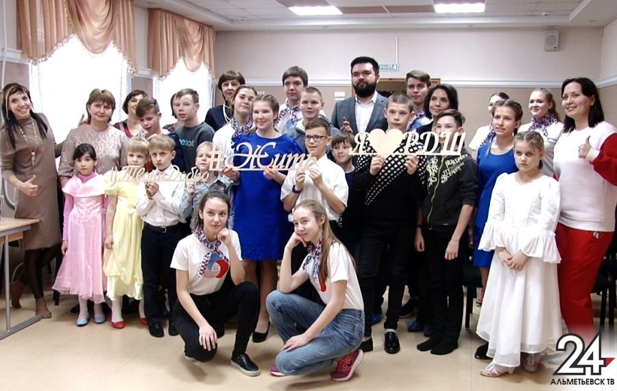 Маленькие альметьевцы вступают в ряды Российского движения школьников