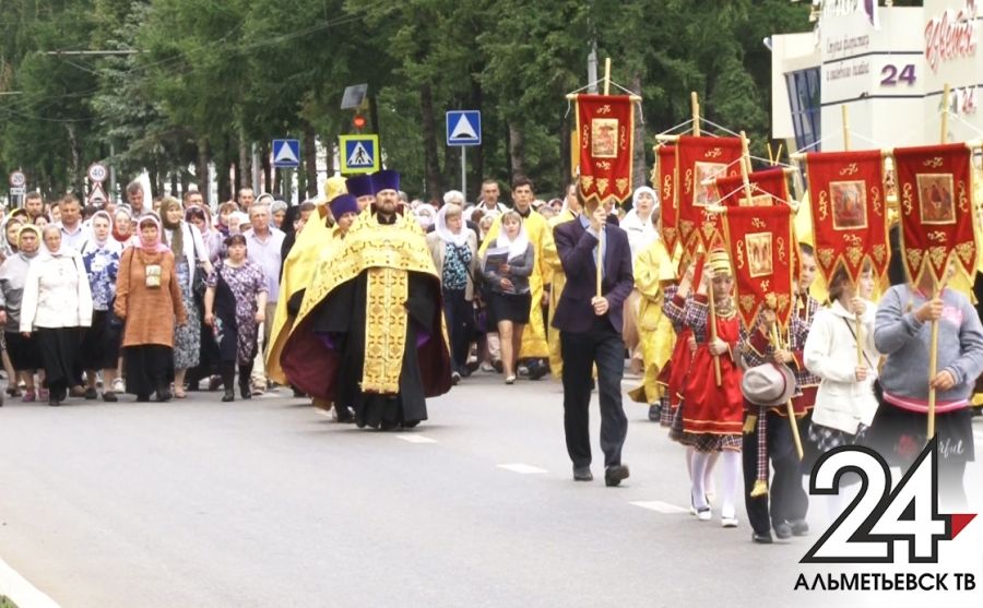 Пешком к вере: свыше тысячи человек прошли крестным ходом в Альметьевске 