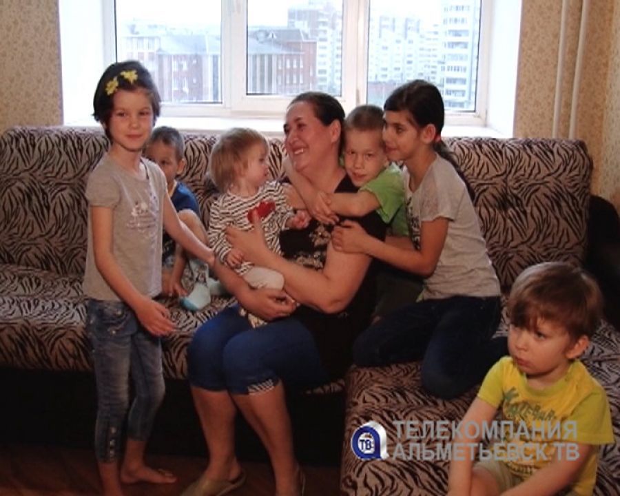 Трое родных и девять приемных детей воспитывает жительница Альметьевска