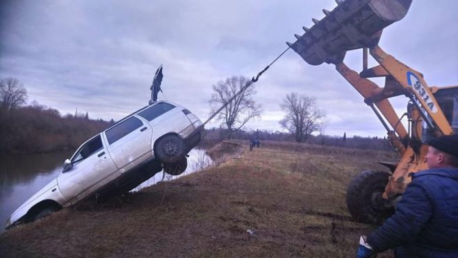 В Татарстане авто вылетело в реку, три человека погибли и один пропал