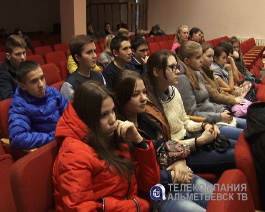 Сотрудники ГИБДД вручили светоотражающие фликеры школьникам в Русском Акташе