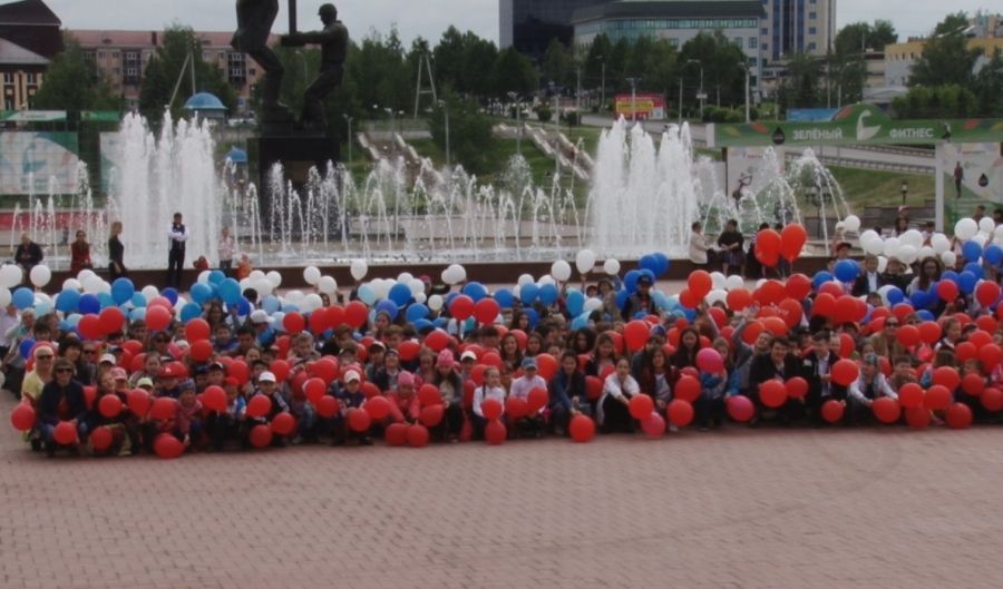 Массовые флешмобы, велопробег с флагами, праздничный концерт: Альметьевск отметил День России