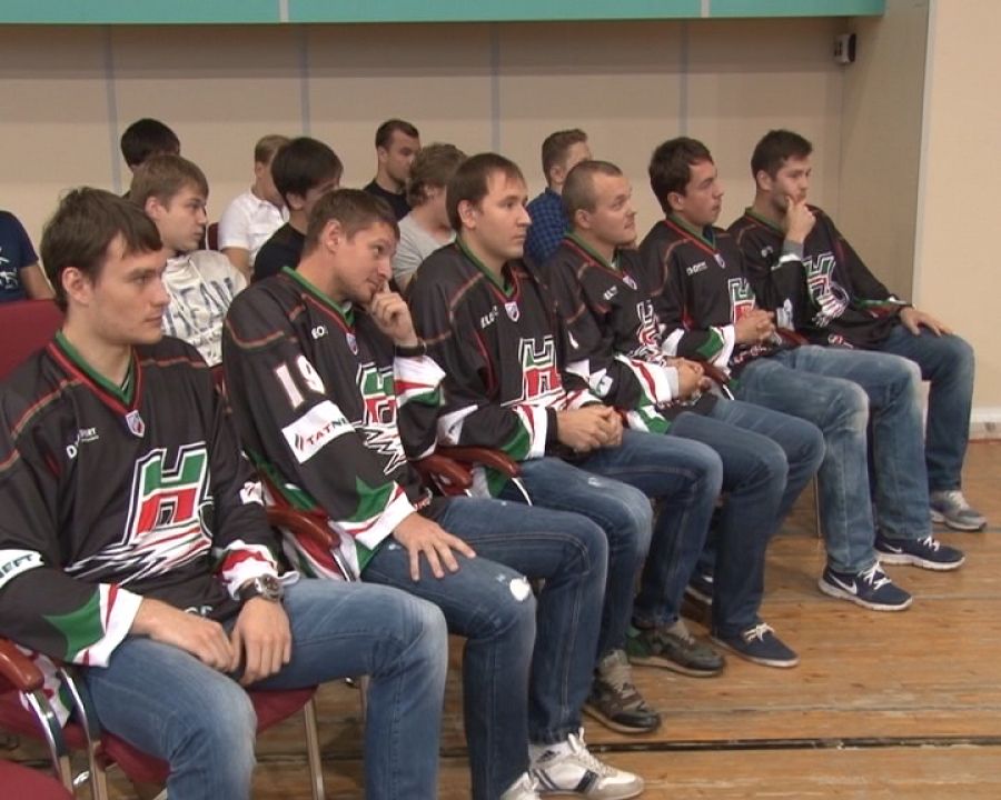 В Альметьевске игроки хоккейного клуба  "Нефтяник" встретились с болельщиками 