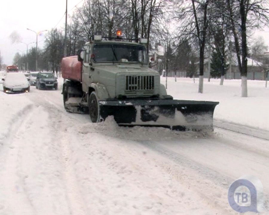 В Альметьевске дорожные службы устраняют последствия мощного снегопада