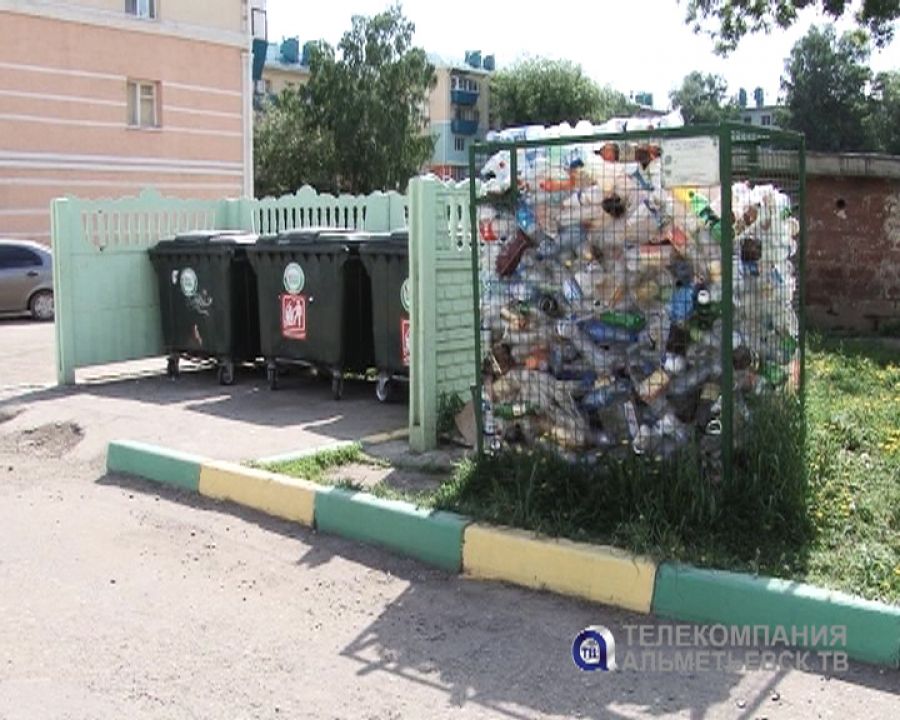 В Альметьевске продолжается установка евроконтейнеров для сбора мусора