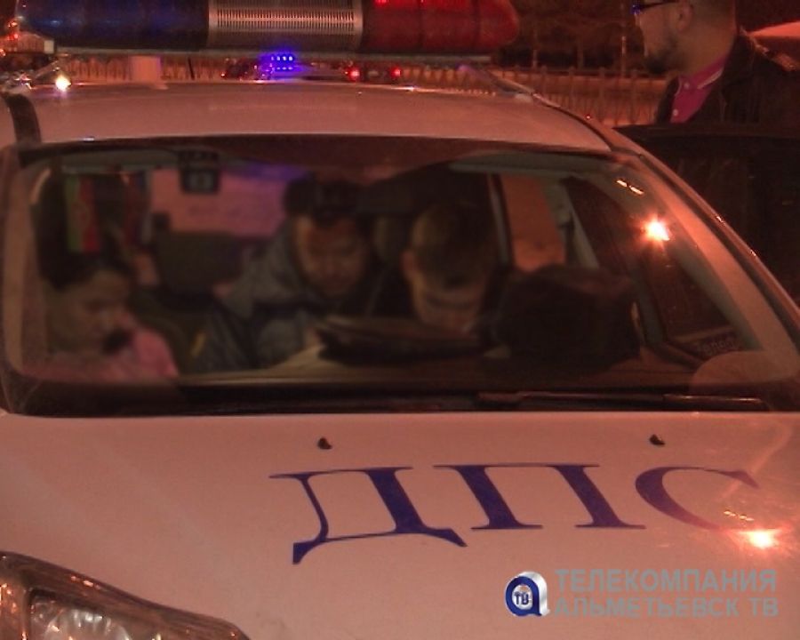 В краже из автомобиля такси в Альметьевске подозревается житель Лениногорска