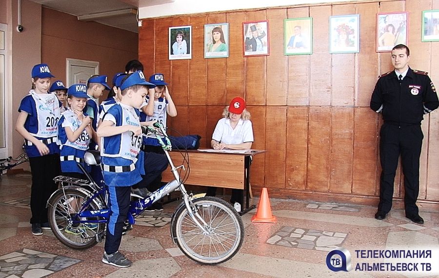 Дети в Альметьевске сдают вождение на скейте и велосипеде