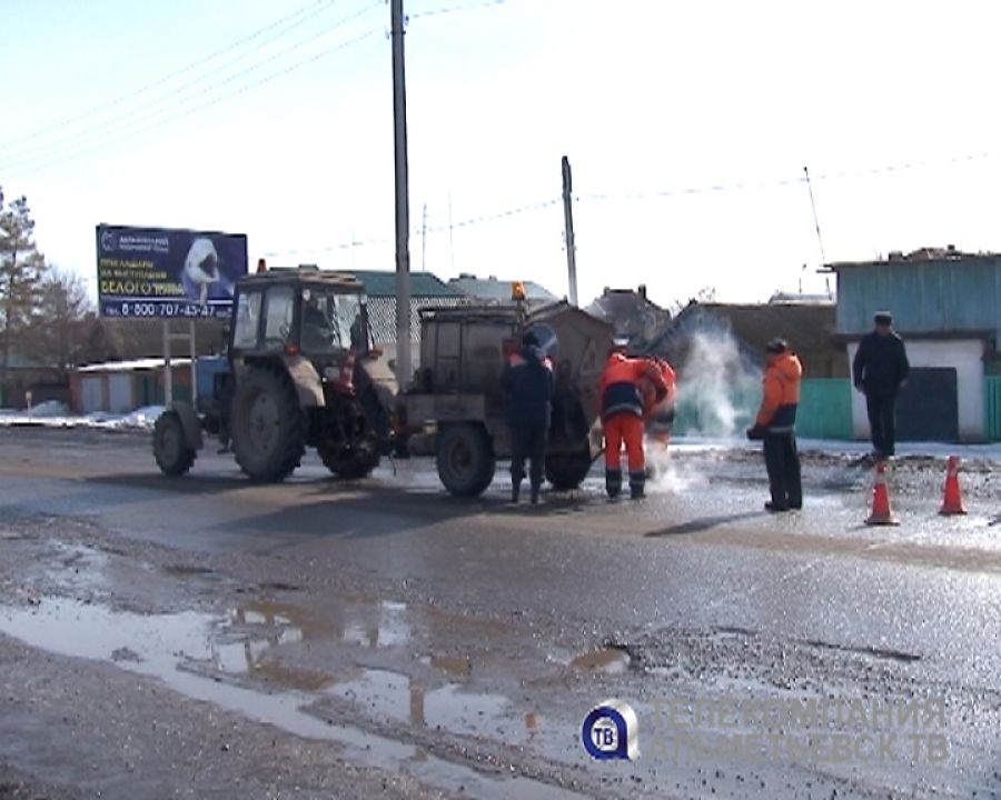 Дорожники Альметьевска продолжают ямочный ремонт