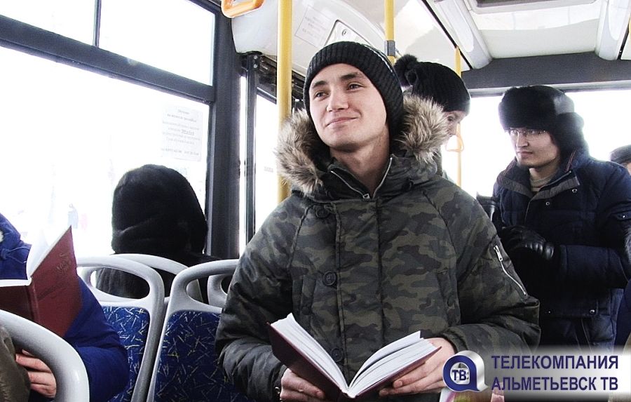 Пассажиры альметьевских троллейбусов освежают в памяти строки из знаменитой «Моабитской тетради»